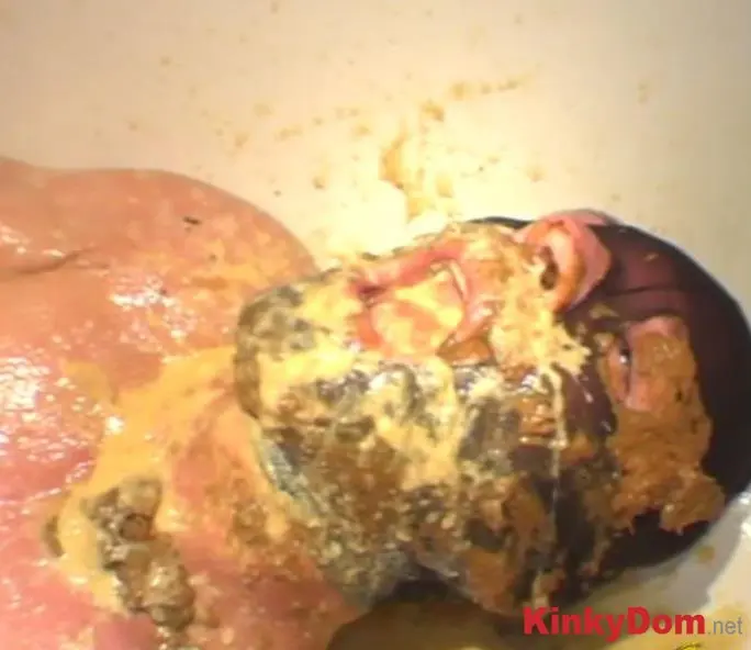 ScatqueensBerlin (Three Bunches Part 3 - HD 720p) [mp4 / 259 MB] - Scat Download