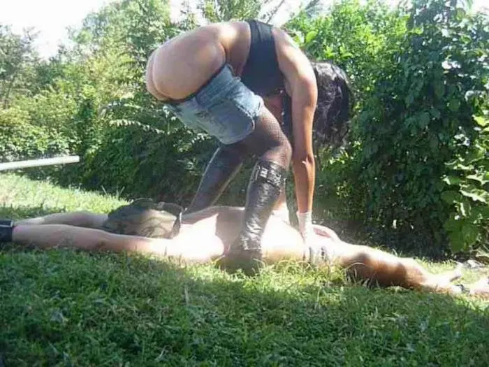 Miss Larisa (Garden toilet - SD) [wmv / 169 MB] - Scat Download