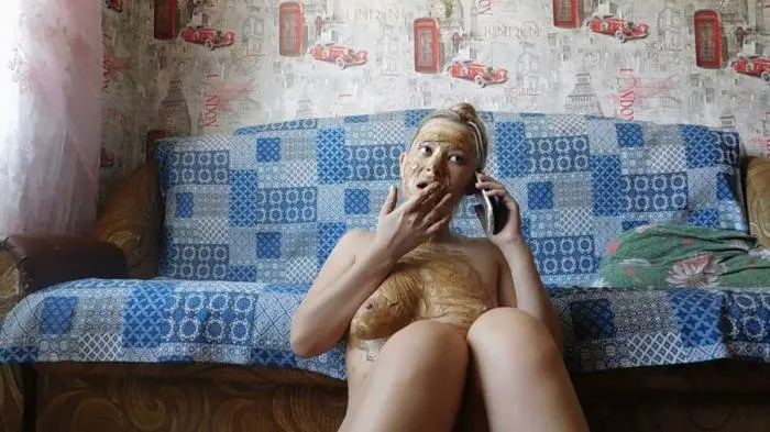 KatyaKASS (Shit and talking on the phone - FullHD 1080p) [mov / 1.40 GB]