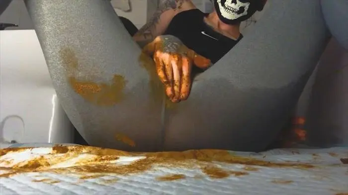 DirtyBetty (Eat poop from my feet, bitch - FullHD 1080p) [wmv / 745 MB] - Scat Download