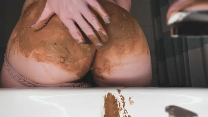 DirtyBetty (Crazy baby play with her own poo - FullHD 1080p) [mp4 / 709 MB]