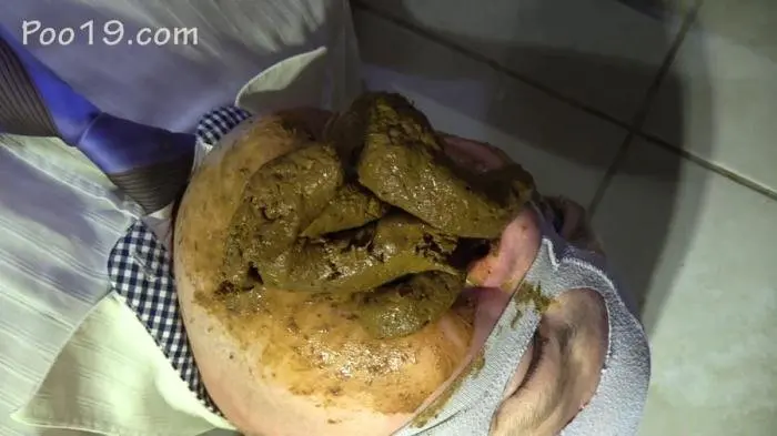MilanaSmelly (Accelerated eating of shit - FullHD 1080p) [mp4 / 1.04 GB]