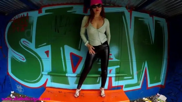 janet (Pooping At The Bus Stop - UltraHD 4K) [mp4 / 832 MB]