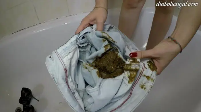 Janet (Piss and Shit in Light Jeans - UltraHD 4K) [mp4 / 916 MB] - Scat Download