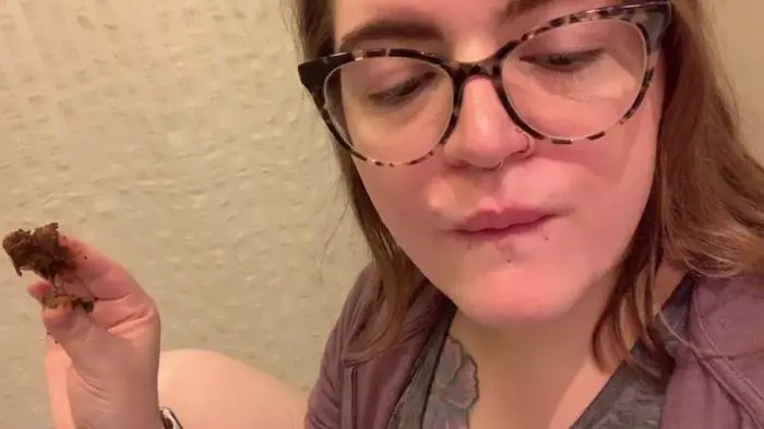 worthlessholes (Eating and playing with shit - FullHD 1080p) [mp4 / 587 MB]