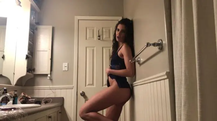 TinaAmazon (Naughty dream pooping then masturbating - UltraHD 4K) [mov / 1.61 GB]