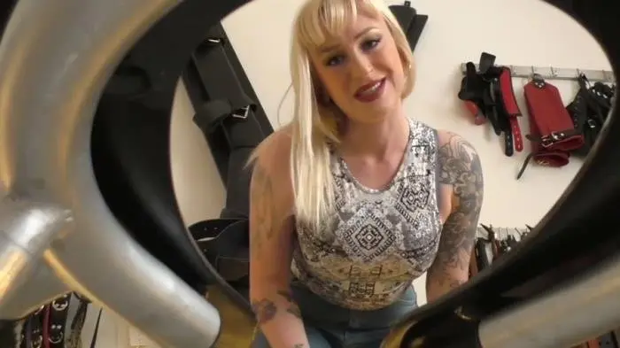 MissAnnasToilet (A Harsh Introduction - FullHD 1080p) [mp4 / 164 MB] - Scat Download