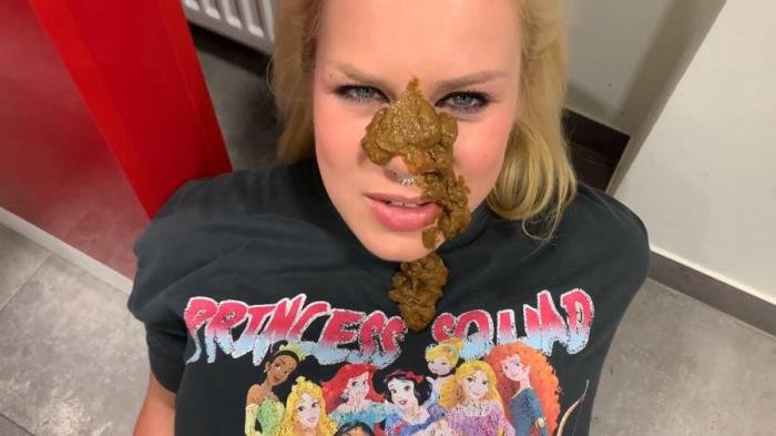 Devil Sophie (He shits me in the face Devil Sophie - Public brazen shit in the burger car in front of the burger shop! - FullHD 1080p) [mp4 / 402 MB]