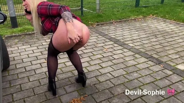 Devil Sophie (Shitting violently on the phone at the football stadium - whether the groundskeeper has seen - FullHD 1080p) [mp4 / 245 MB] - Scat Download