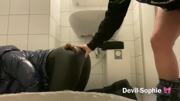 Devil Sophie (Caught with the office toilet door open - come and shit on my latex pants - UltraHD 4K) [mp4 / 422 MB]
