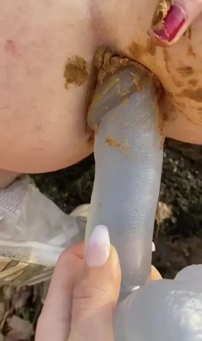 Outdoor (Pee and toying my asshole with some shit left inside - HD 720p) [mp4 / 54.2 MB]