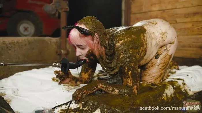 Catwoman Lyndra (First time in the manure channel Manure Fetish - HD 720p) [mp4 / 513 MB] - Scat Download