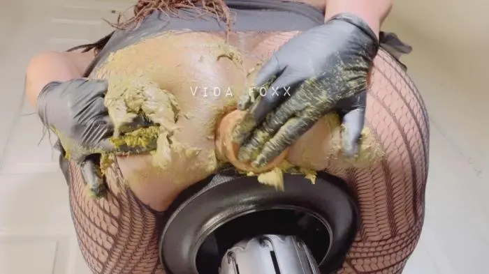 VidaFoxx (Huge Shit with Smearing and Anal Penetration - FullHD 1080p) [mp4 / 778 MB]