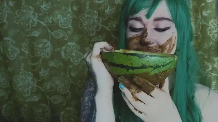 DirtyBetty (Watermelon Head - FullHD 1080p) [mp4 / 653 MB] - Scat Download