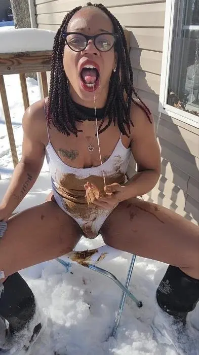 UniQueen21 (Uni”Ella outside poop smear - UltraHD 2K) [mp4 / 525 MB] - Scat Download