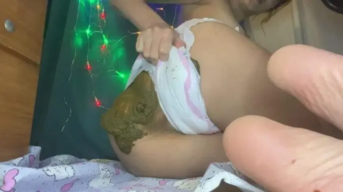 p00girl (Poop in a diaper - FullHD 1080p) [mp4 / 826 MB] - Scat Download