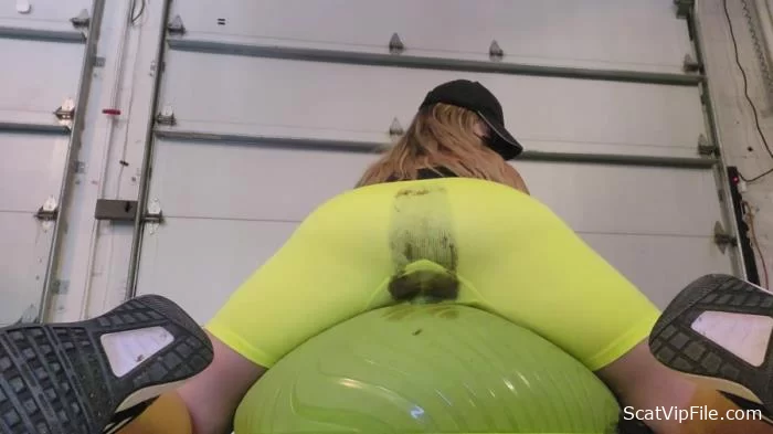 Poop Videos (Workout gone wrong girl shitted her leggings and shorts - FullHD 1080p) [mp4 / 1.37 GB]