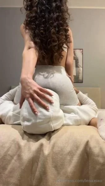 Farting Lena (Lena OnlyFans 06 - SD) [mp4 / 21.6 MB]