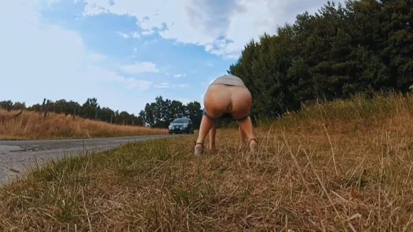 Mia Skye aka MiaRoxxx (OMG Caught Outside While Pooping - HD 720p) [mp4 / 8.61 MB] - Scat Download