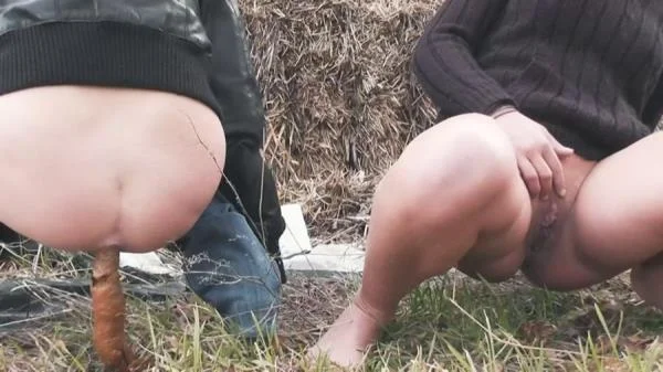 Mia Skye aka MiaRoxxx (Outdoor Pooping With My Friend - HD 720p) [mp4 / 13.6 MB]