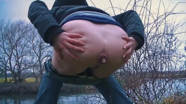 Mia Skye aka MiaRoxxx (Cold Autumn Day Outdoor Shit - HD 720p) [mp4 / 34.0 MB] - Scat Download
