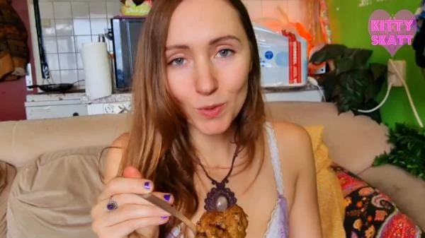 Kitty Skatt (POV Cook And Feed - FullHD 1080p) [mp4 / 1.81 GB] - Scat Download