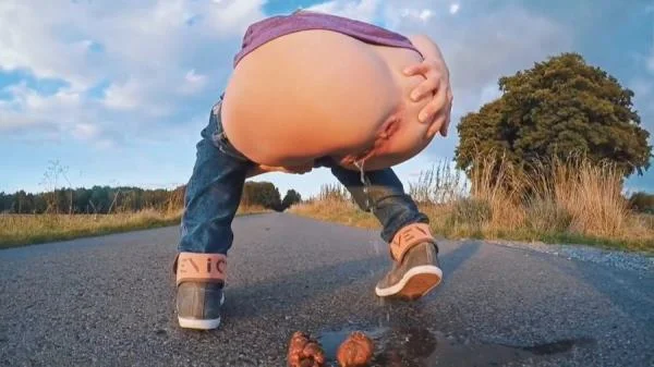 Mia Skye aka MiaRoxxx (HUUUGE On a Street - HD 720p) [mp4 / 21.6 MB] - Scat Download