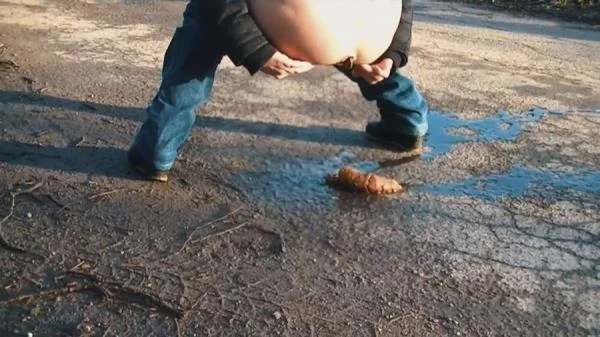 German Countryside Poop - HD 720p [mp4 / 31.8 MB] - Scat Download