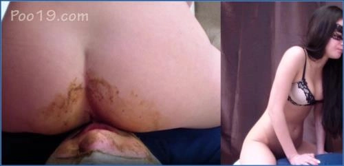 Milana Smelly's savage Scat and Vomit show with Christina - Scat Download