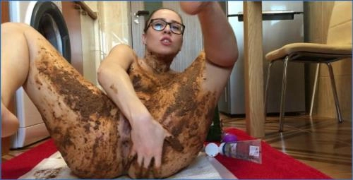 Ella Gilbert Goes Extreme With Body And Face Smearing In This Scat Clip - Scat Download