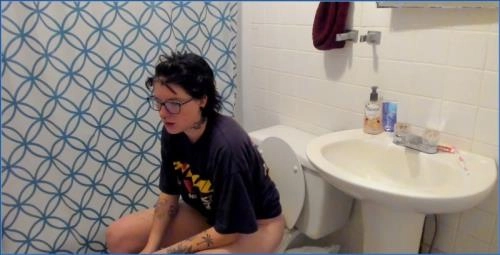 Missellie Drops Wild Scat Clip with Heavy Farting in Toilet Porn Video - Scat Download