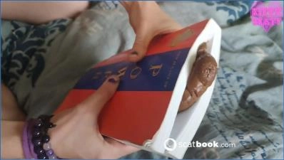 Kitty Skatt Solo Defecation Video in The Book Critic This Book - Scat Download