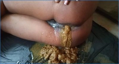 Ebony Princess Mixes Copro and Pissing in The Mess - Scat Download